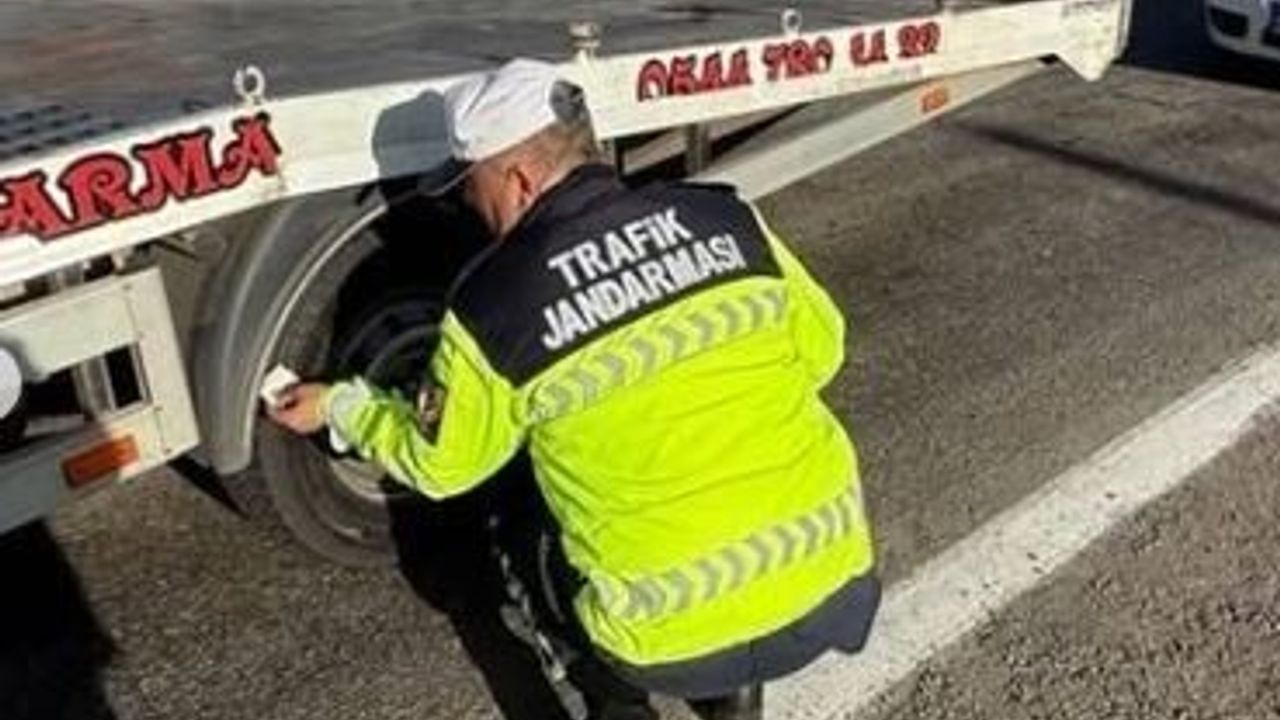 Ardahan’da jandarmadan ticari araçlara kış lastiği denetimi