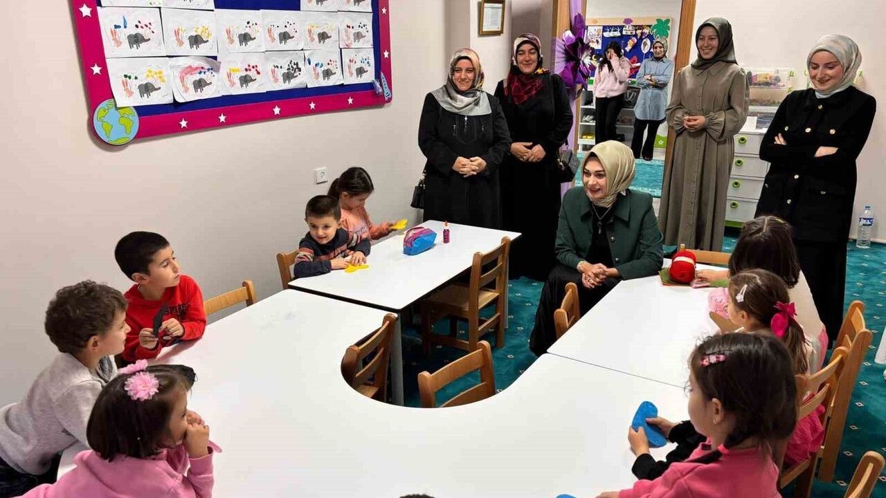 Ardahan'da Vali Eşi Berna Çiçek Nafiye Yıldız Hafızlık Kız Kur’an Kursu'nu Ziyaret Etti