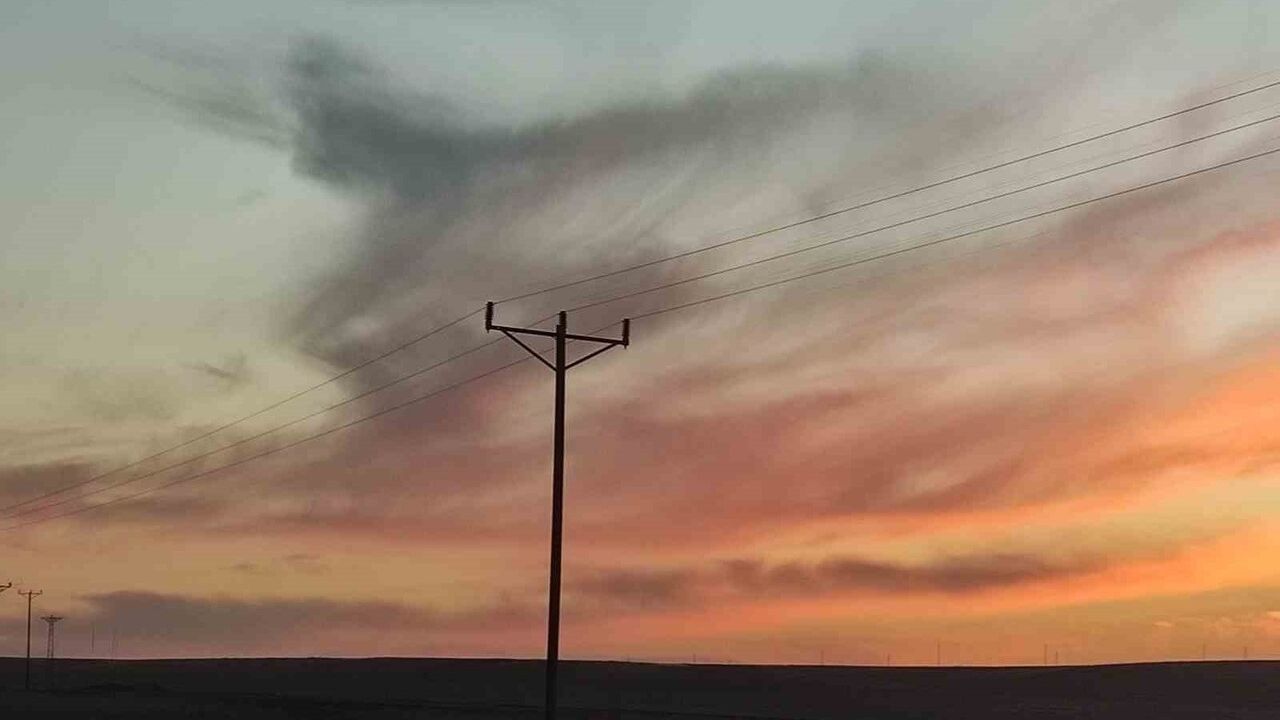 Ardahan Damal'da gün doğumu gökyüzünü kızıla boyadı