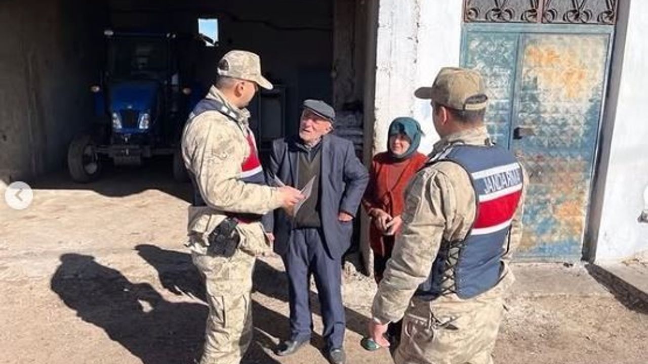 Ardahan İl Jandarma Komutanlığı Köylerde Dolandırıcılık ve Güvenlik Bilgilendirmesi Yaptı