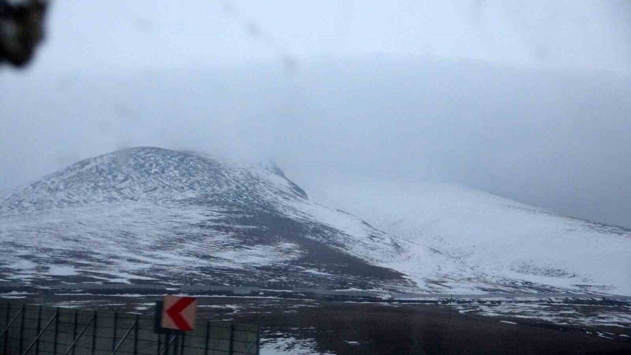 Ardahan'ın yüksek kesimleri beyaza büründü