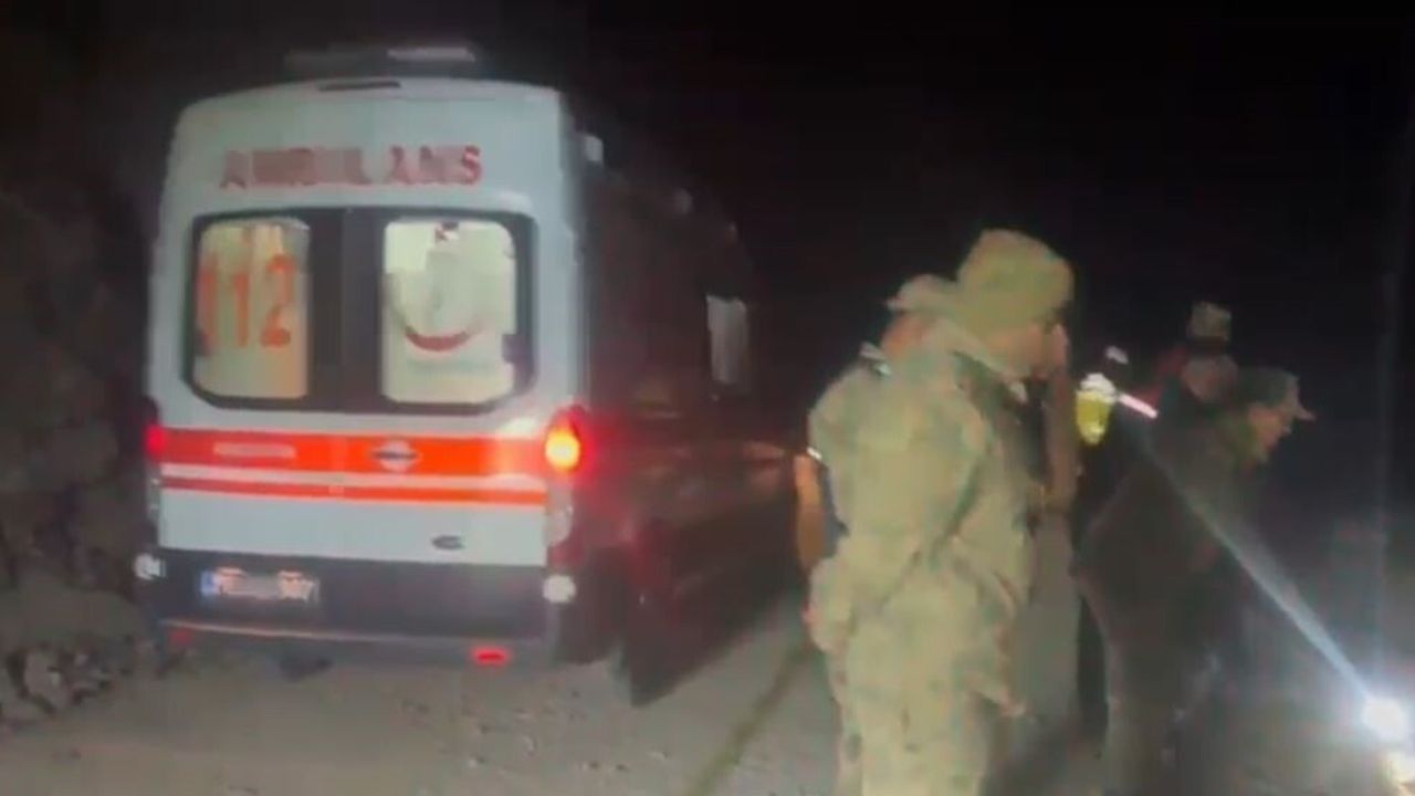 Ardahan Posof'ta hafriyat kamyonu devrildi: sürücü hayatını kaybetti