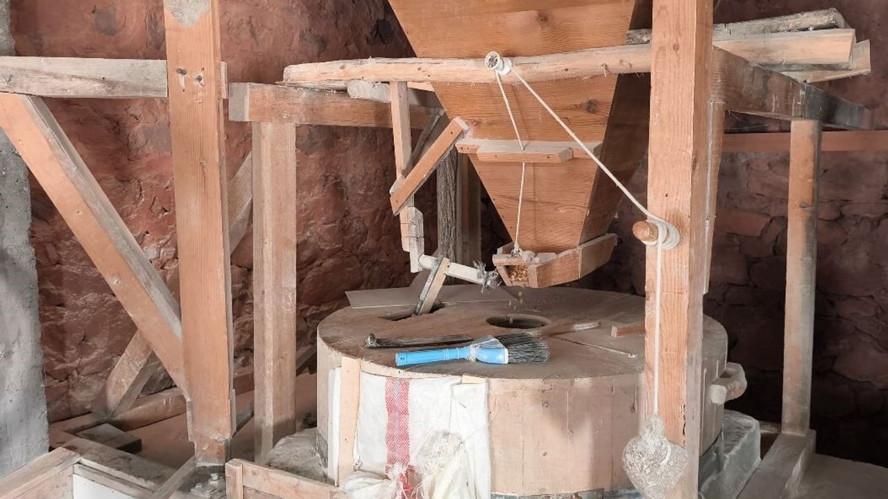 Ardanuç'taki 80 yıllık su değirmeni Torbalı köyünde geleneksel üretimi sürdürüyor