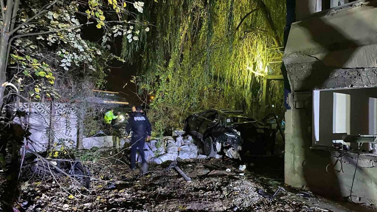 Arifiye D-650 Köprüsünde Çarpışma: İki Otomobil İş Yeri Bahçesine Düştü — 1 Ölü, 4 Yaralı