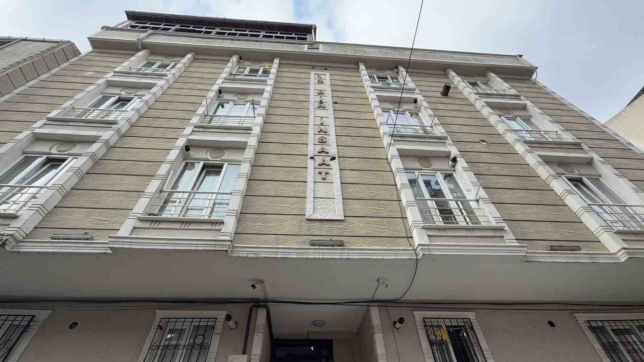 Arnavutköy Anadolu Mahallesi'nde istinat duvarı çöktü, iki bina hasar aldı
