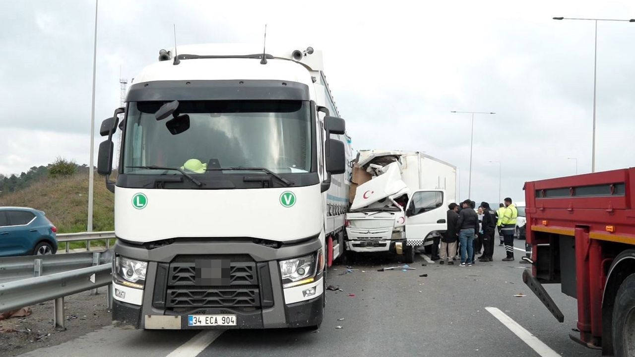 Arnavutköy ayrımında geri manevra yapan tıra çarpışma: 1 ölü, 1 yaralı