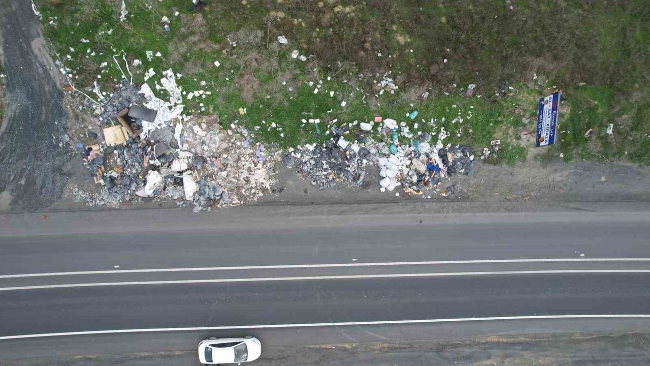 Arnavutköy'de Fahri Korutürk Caddesi kaçak hafriyat nedeniyle döküm alanına dönüştü