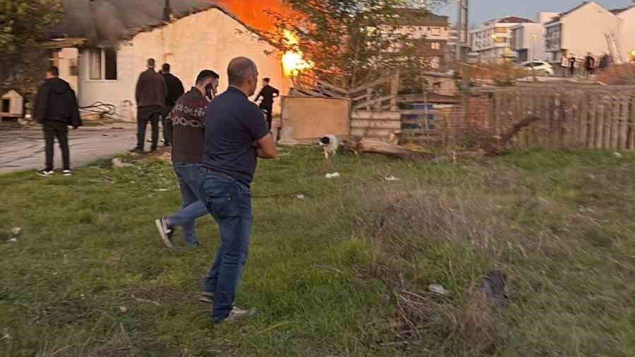 Arnavutköy'de gecekonduda çıkan yangın itfaiye ekiplerince söndürüldü