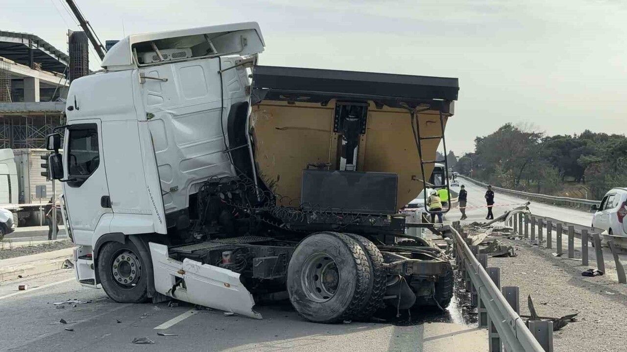 Arnavutköy'de iki kamyon çarpıştı — sürücü araçta sıkıştı, itfaiye kurtardı