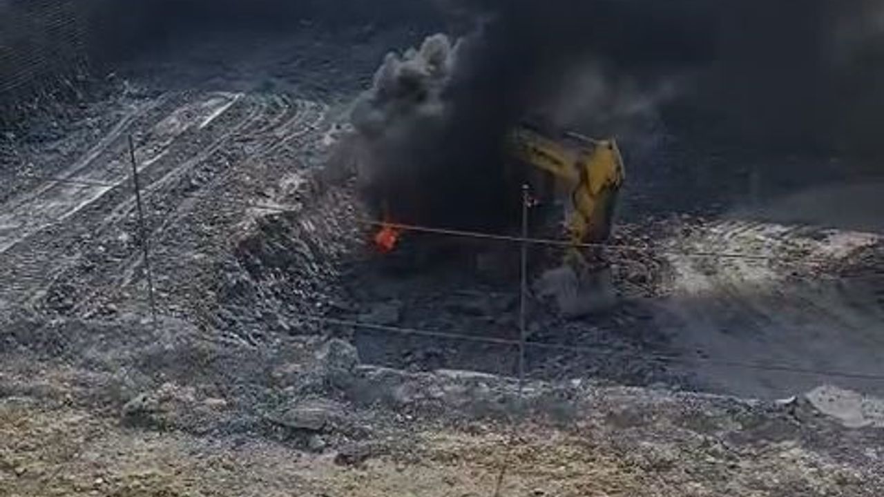 Arnavutköy'de inşaat sahasında iş makinesi yangını: Araç kullanılamaz hale geldi