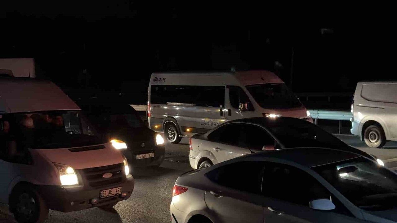 Arnavutköy’de İSKİ’nin Şerit Kapatması Gün Boyu Trafikte Kilitlenmeye Neden Oldu
