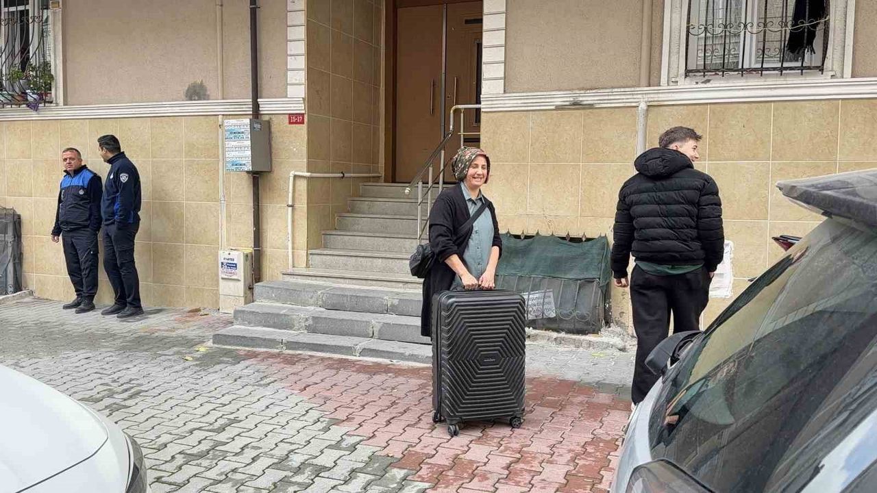 Arnavutköy'de istinat duvarı çöktü: İki binada hasar, tahliye başladı