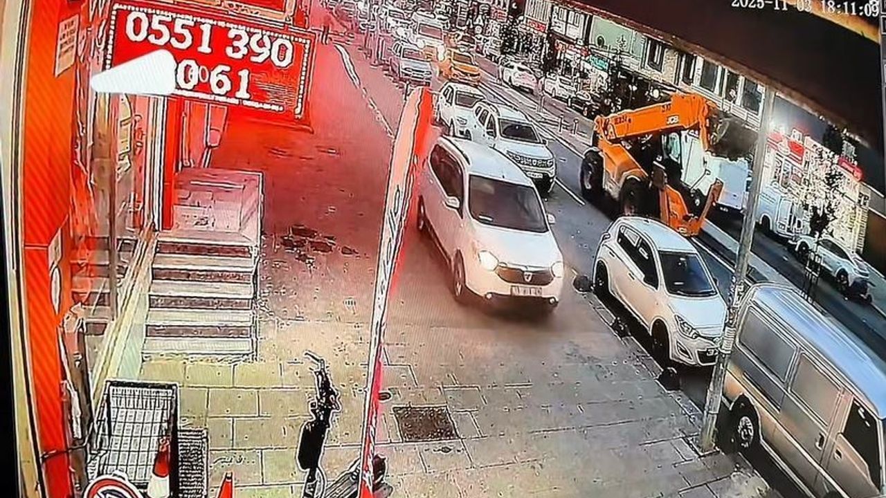 Arnavutköy'de kaldırıma çıkan otomobil kaldırımda hasar ve yağ dökülmesine neden oldu