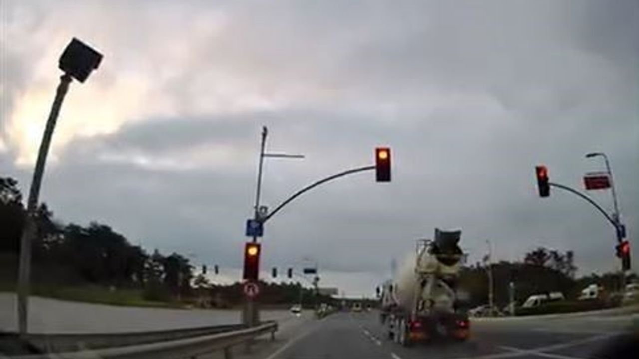 Arnavutköy'de kırmızı ışık ihlali: Beton mikseri kavşakta tehlike oluşturdu