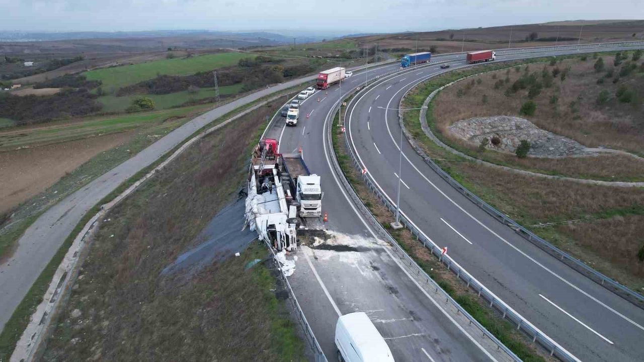 Arnavutköy'de Kuzey Marmara Otoyolu'nda tır devrildi: 1 ağır yaralı