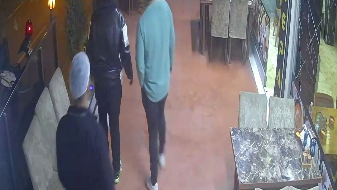 Arnavutköy'de park halindeki araca çarpıp kaçan sürücü plakasını düşürüp kayboldu — Kaza anı kamerada