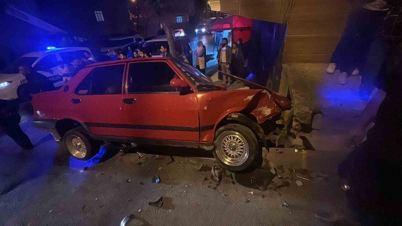 Arnavutköy'de polisten kaçan ehliyetsiz sürücü önce araca sonra duvara çarptı