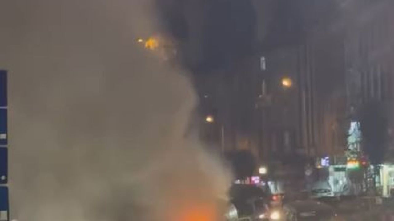 Arnavutköy’de seyir halindeki servis aracının motorunda yangın: Vatandaşlar ve itfaiye müdahalesi