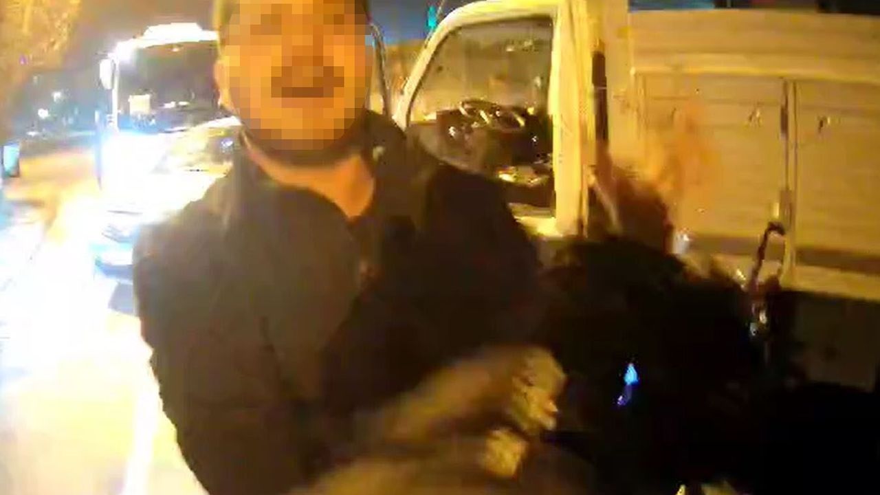 Arnavutköy'de trafik tartışması kavgaya dönüştü: Kamyonet şoförü motosikletliye saldırdı