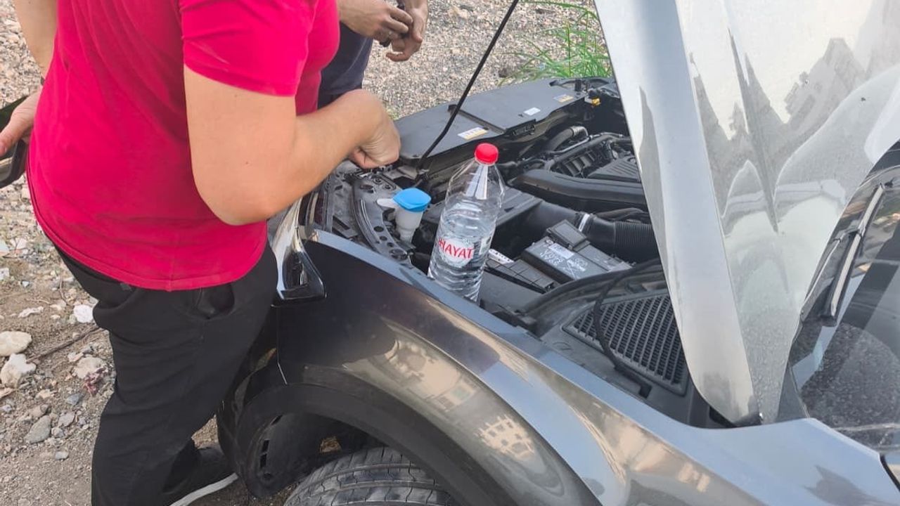 Arsuz’da kaputa sıkışan yavru kedi itfaiye ekipleri tarafından kurtarıldı