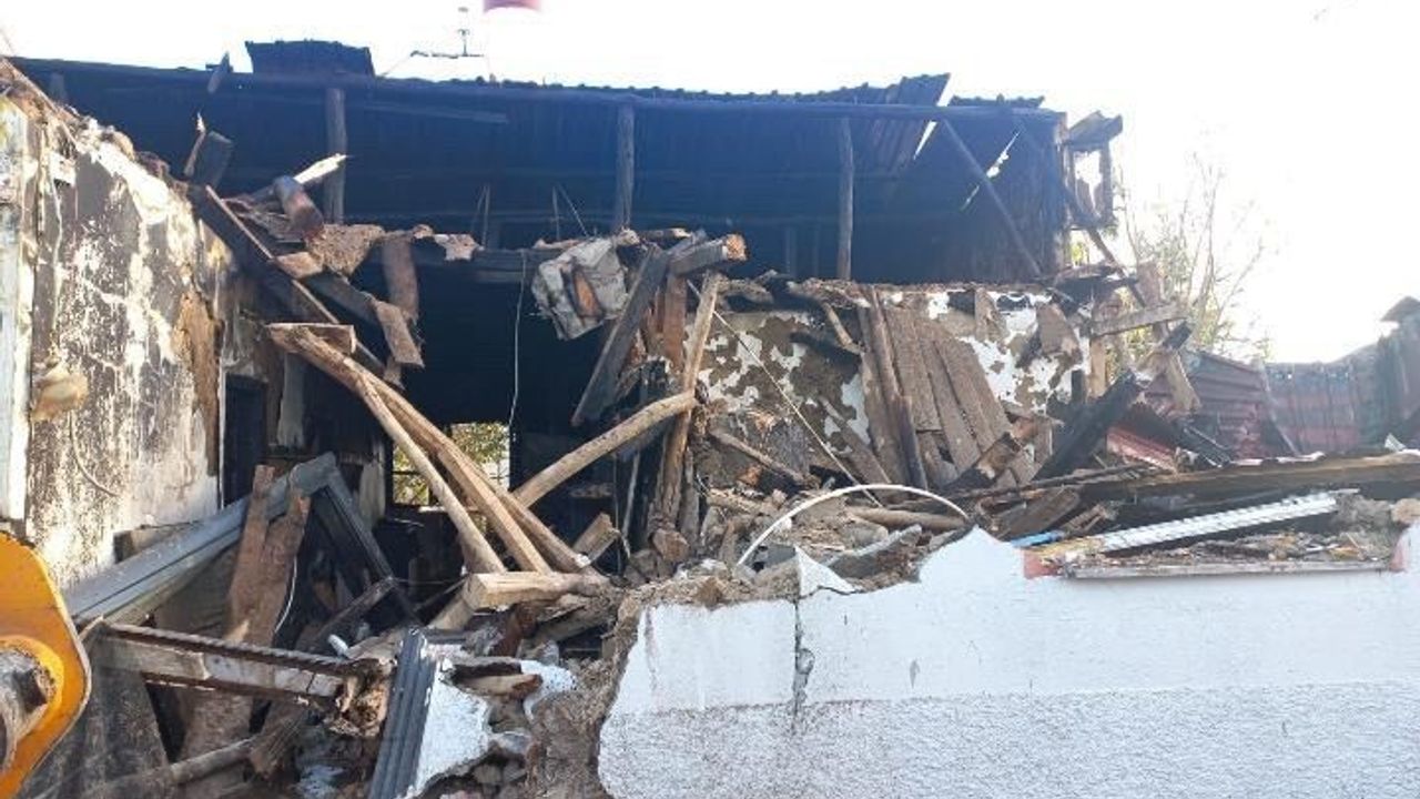 Artova Boyunpınar'da tek katlı evde çıkan yangın itfaiye müdahalesiyle 1 saatte söndürüldü