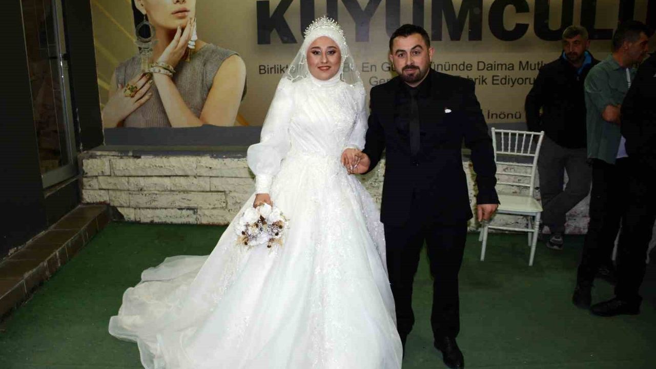 Artvin'de düğünde damada Tayland'dan canlı tavuk ve horoz sürprizi
