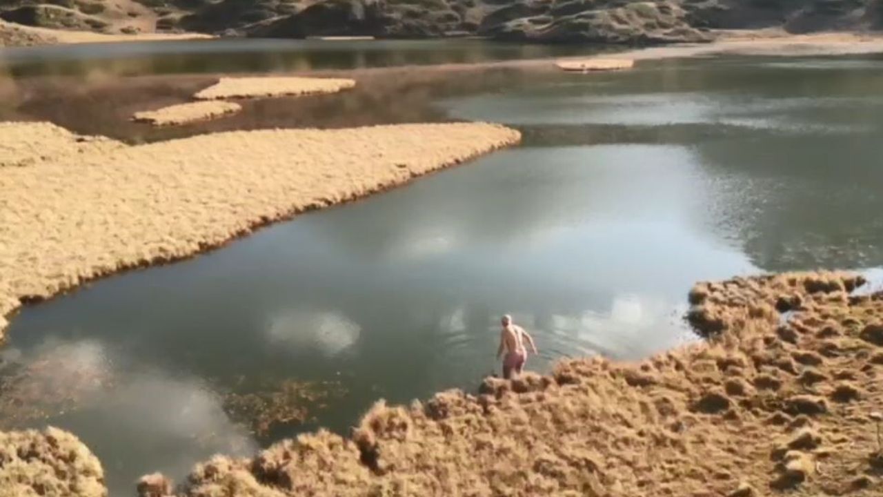 Artvin'de Giresunlu dağcı Arsiyan Yaylası'ndaki Yüzen Adalar Gölü'nde eksi 2 derecede yüzdü