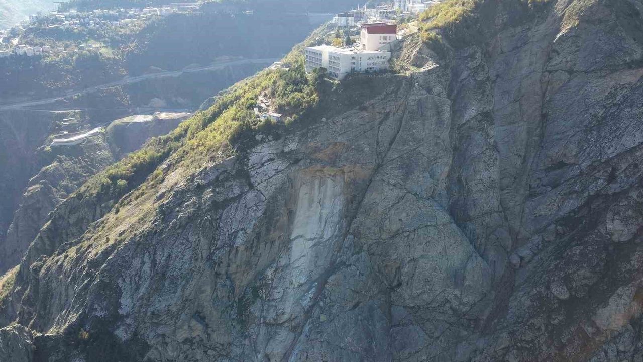 Artvin'de kaya kopması iki liseyi tahliye ettirdi — 600 öğrenci evlerine gönderildi