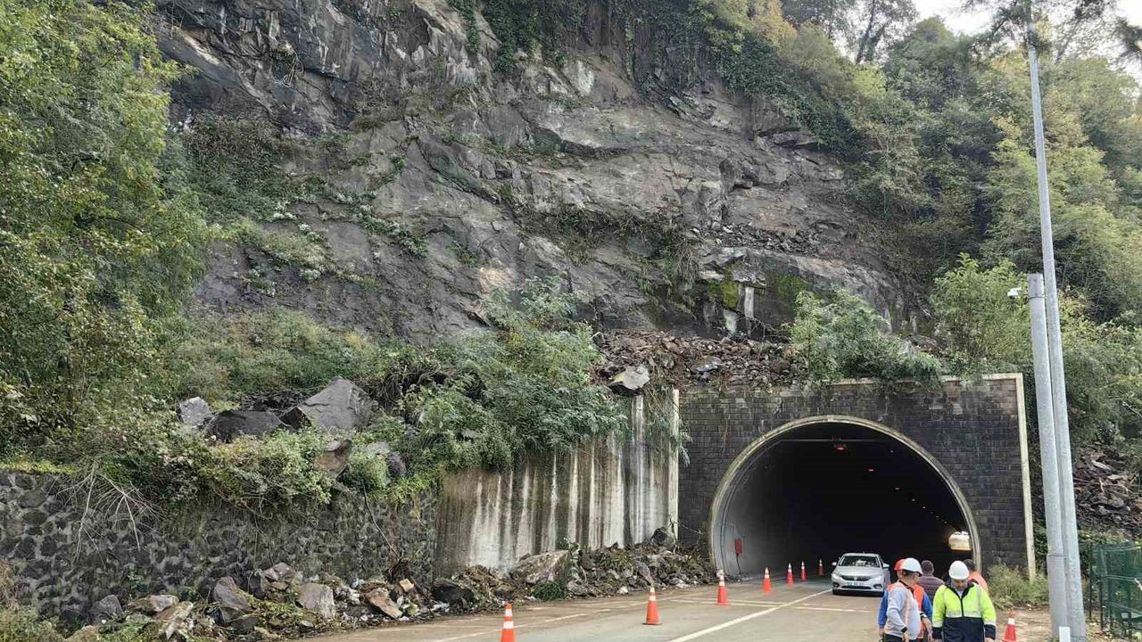Artvin'de Sarp Sınır Kapısı tünel girişinde heyelan, yol kısa sürede açıldı