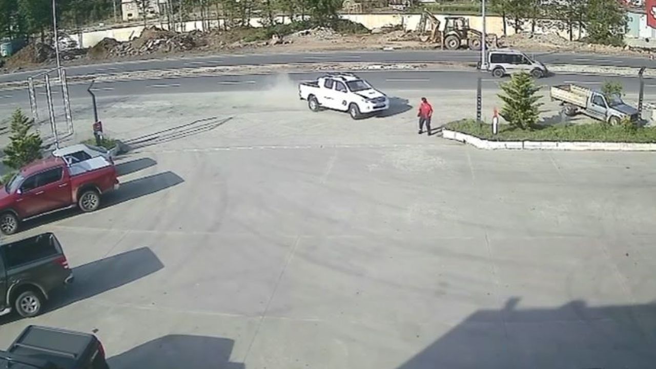 Artvin Hopa'da akaryakıt istasyonu çalışanına kamyonet çarptı — Kaza güvenlik kamerasında