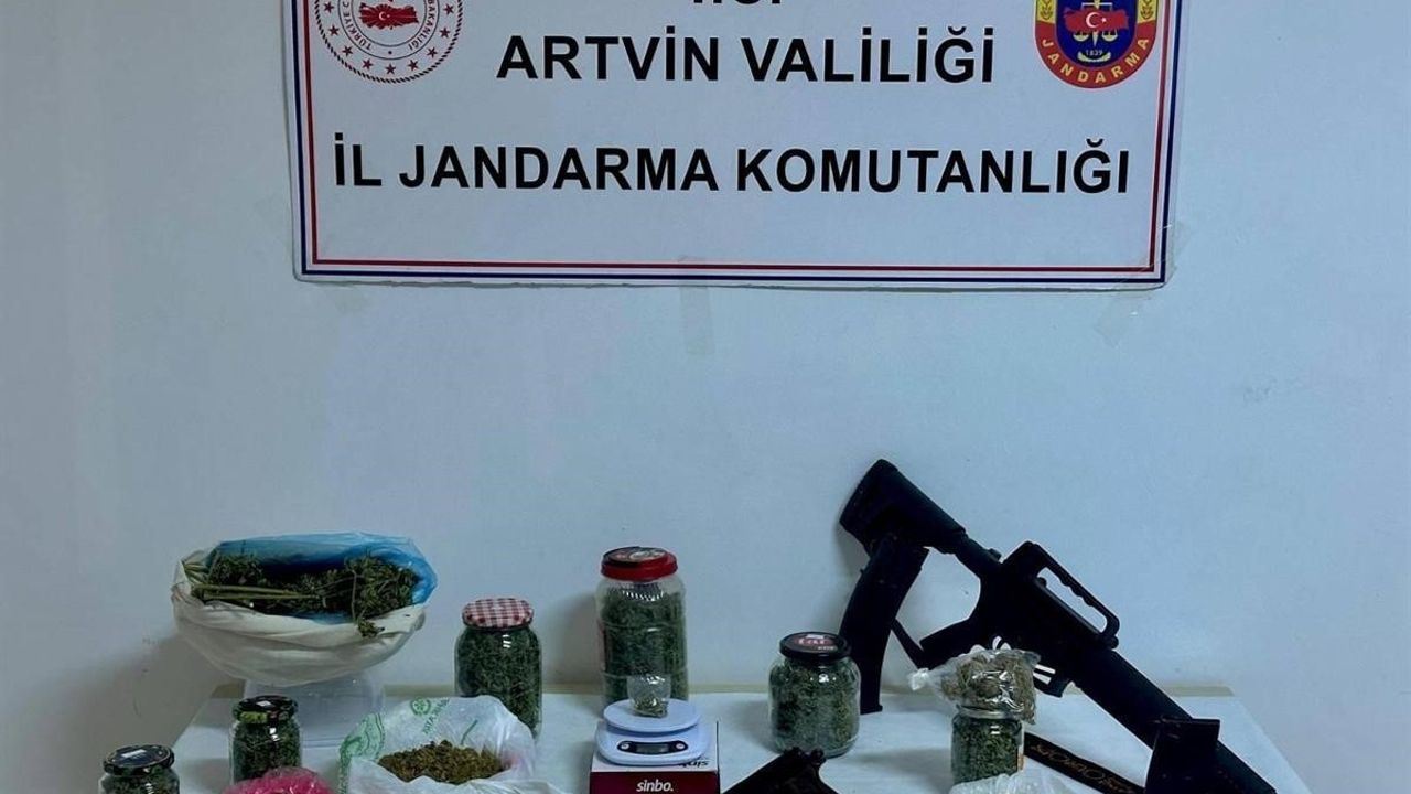 Artvin Kemalpaşa'da jandarma operasyonunda uyuşturucu ve silah ele geçirildi