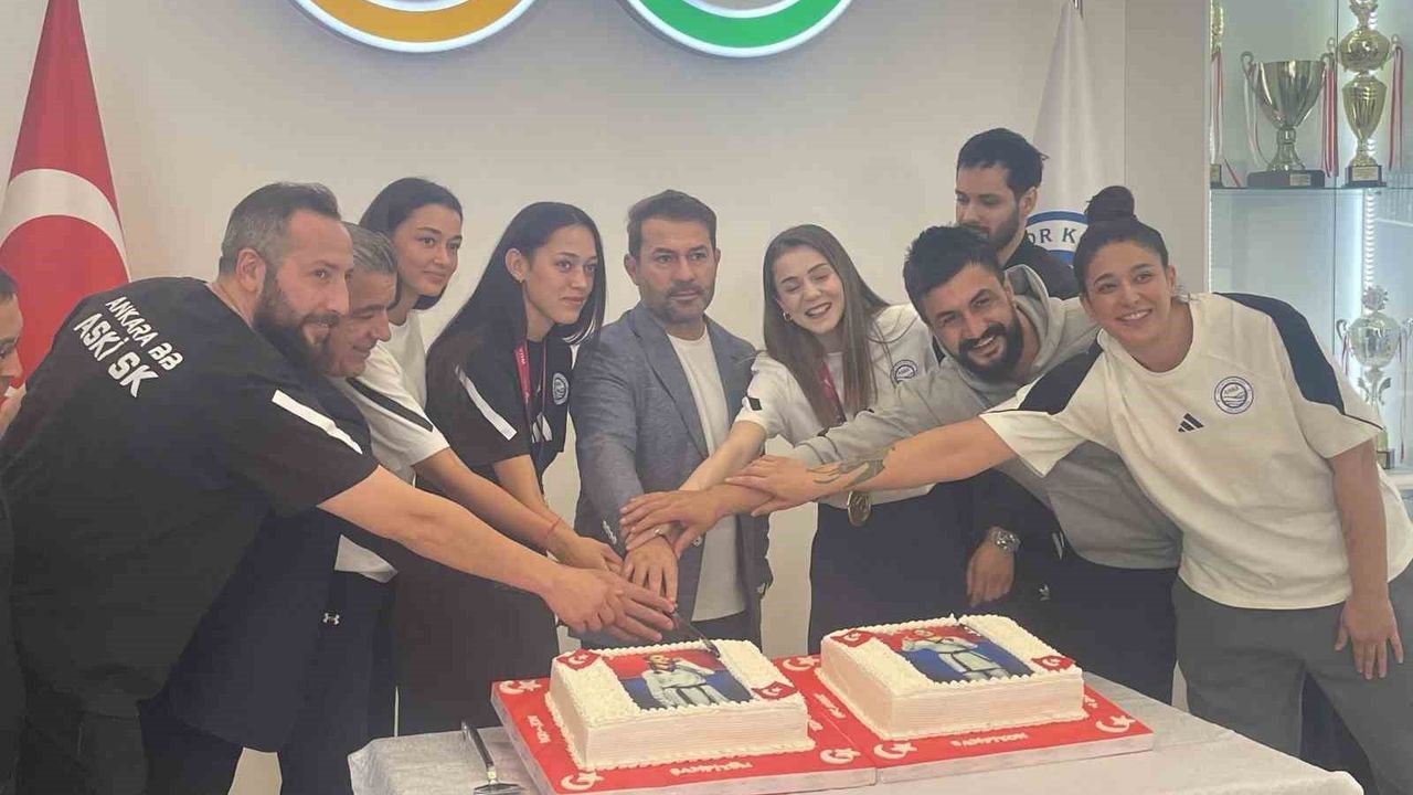 ASKİ Spor Kulübü Wuxi 2025'ten Dönen Şampiyonlar İçin Kutlama Pastası Kesti