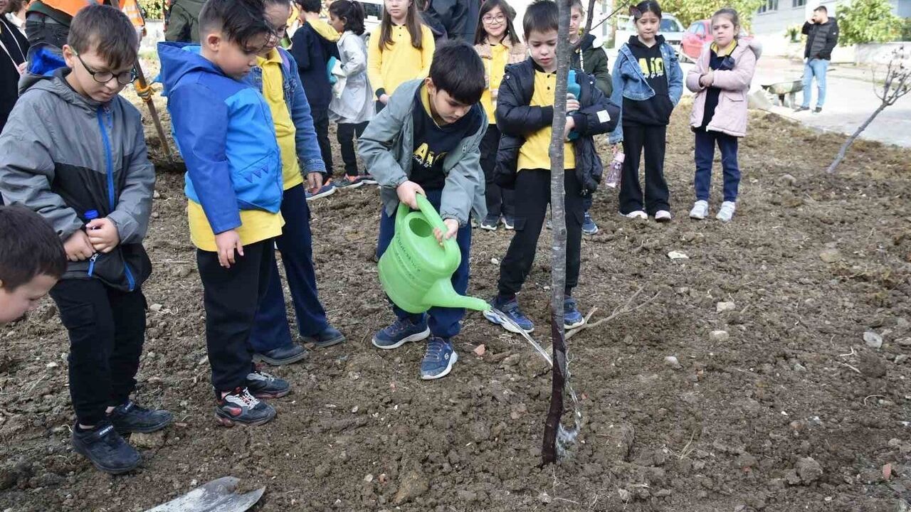 Atakum'da Çocuk Hakları Günü'nde Öğrencilerle Fidan Dikimiyle Yeşil Mesaj