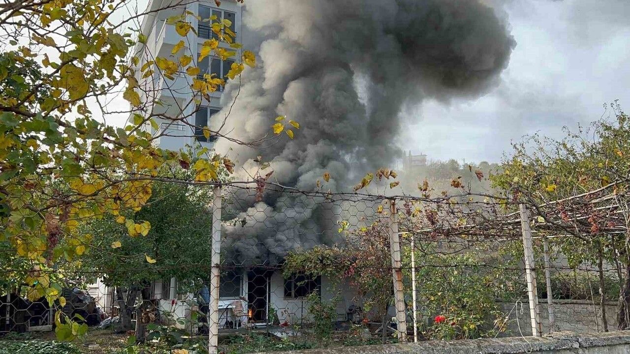 Atakum'da şömineden sıçrayan kıvılcım yangına dönüşerek evi kullanılamaz hale getirdi