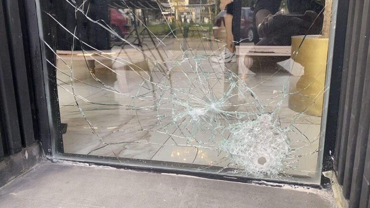 Ataşehir’de Sevim Alan Güzellik Merkezi Önüne Motosikletli Silahlı Saldırı — Yaralanma Yok, Soruşturma Başlatıldı