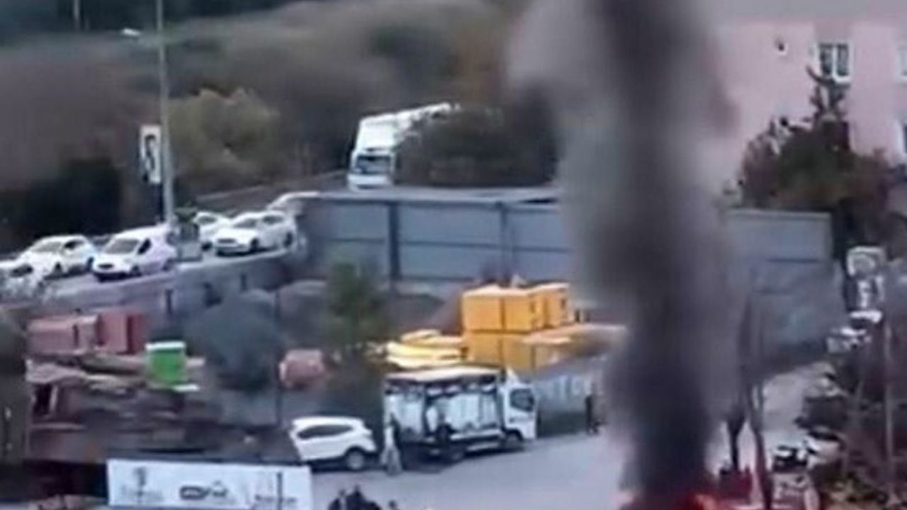 Ataşehir'de seyir halindeki hafif ticari araç alev aldı
