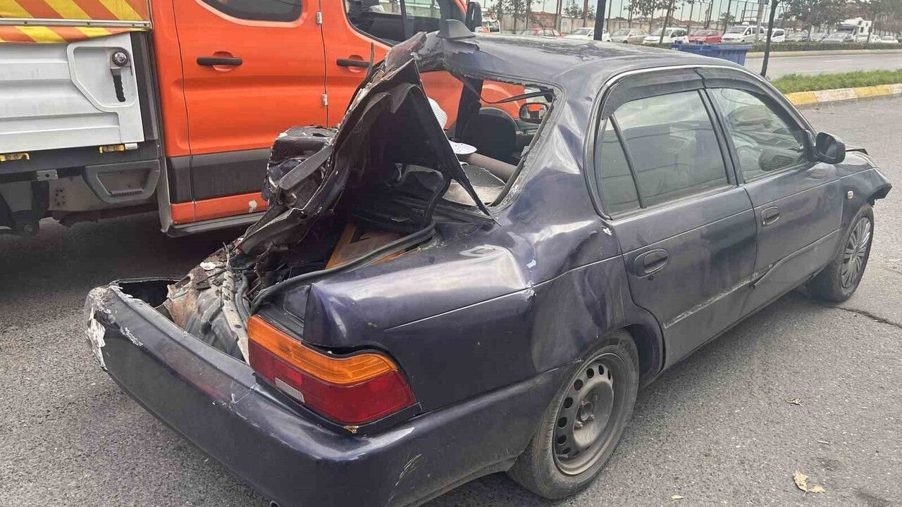 Ataşehir'de yağışta kontrolden çıkan otomobil 3 araca çarparak takla attı