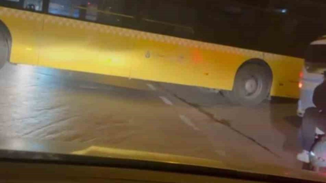 Ataşehir Ferhatpaşa'da İETT otobüsü dönüş manevrasında yol tabanına takılarak sıkıştı