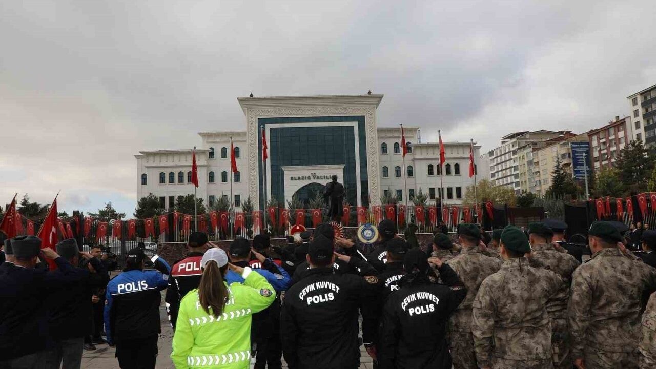 Atatürk'ün Elazığ'a Gelişinin 88. Yıldönümü Valilik Önünde Kutlandı