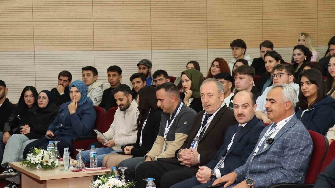 Atatürk Üniversitesi'nde ‘Mezunlarımız Gözünden Kariyer Yolculuğunun Kilometre Taşları’ paneli Oltu'da ilgi gördü