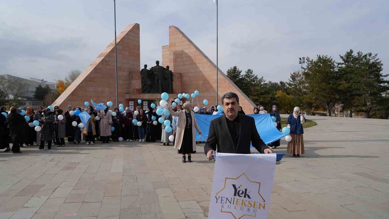 Atatürk Üniversitesi öğrencileri mavi beyaz balonlarla Doğu Türkistan’a dikkat çekti