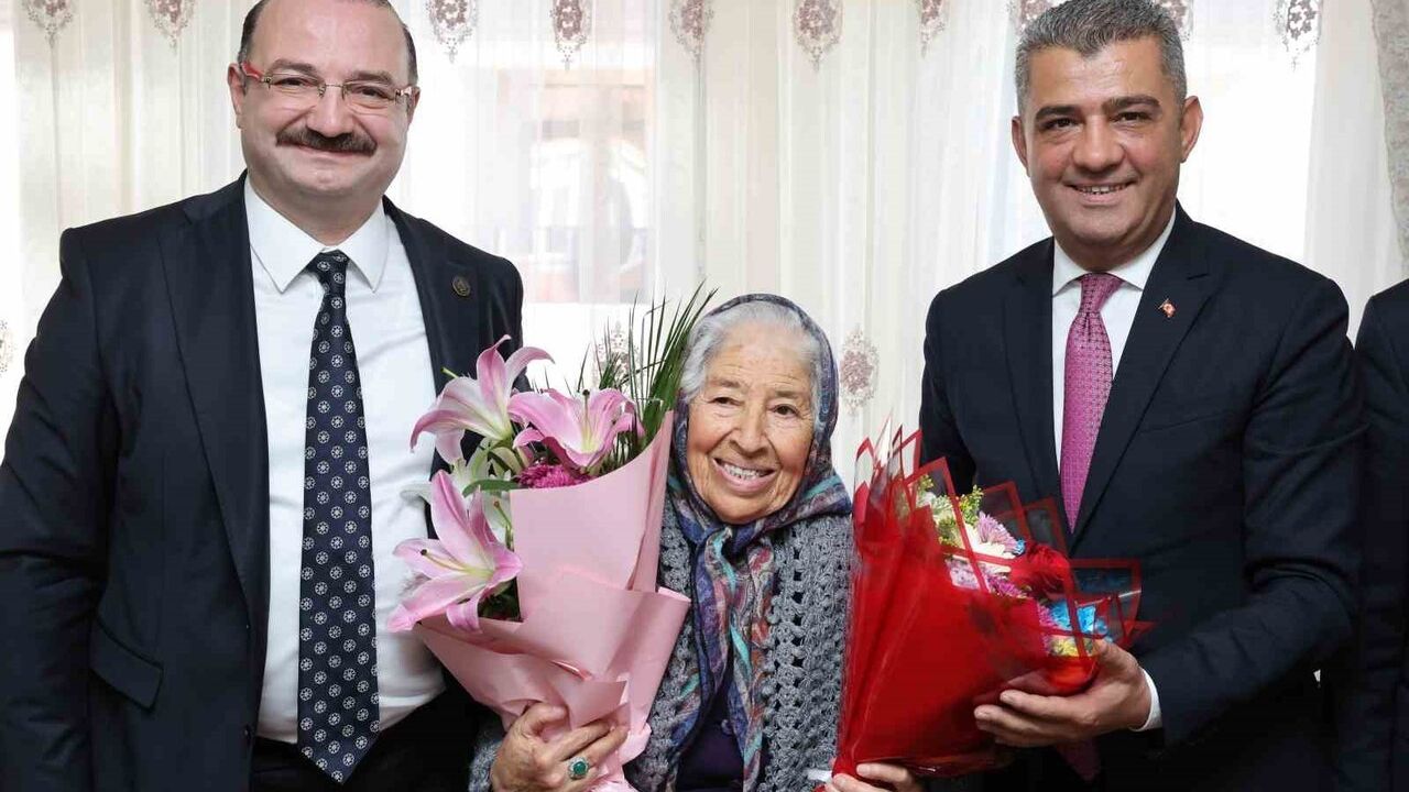 Atatürk Üniversitesi Rektörü Hacımüftüoğlu'ndan Öğretmenler Günü'nde anlamlı ziyaret