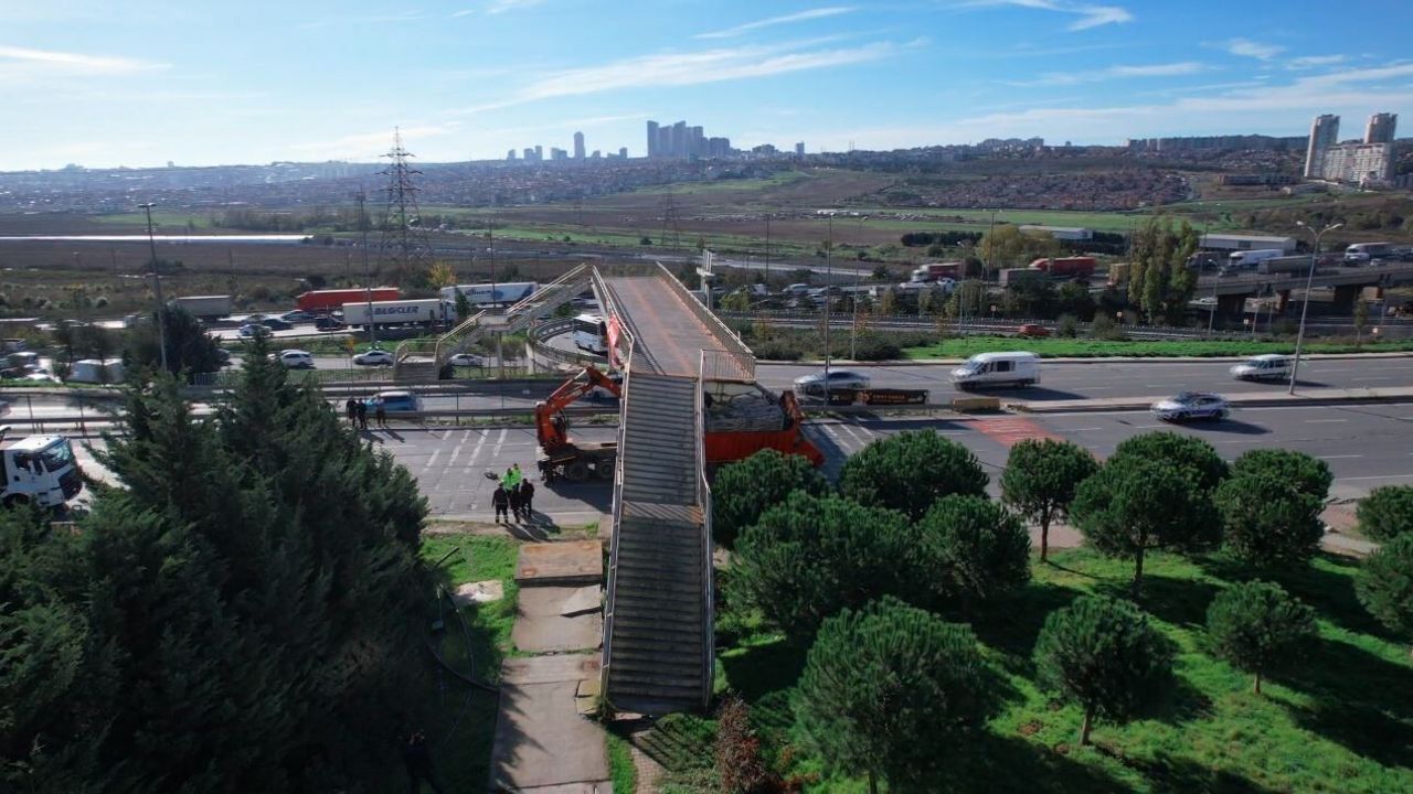 Avcılar'da iş makinesi taşıyan tır üstgeçide çarptı — iki kişi yaralandı, üstgeçitte büyük hasar