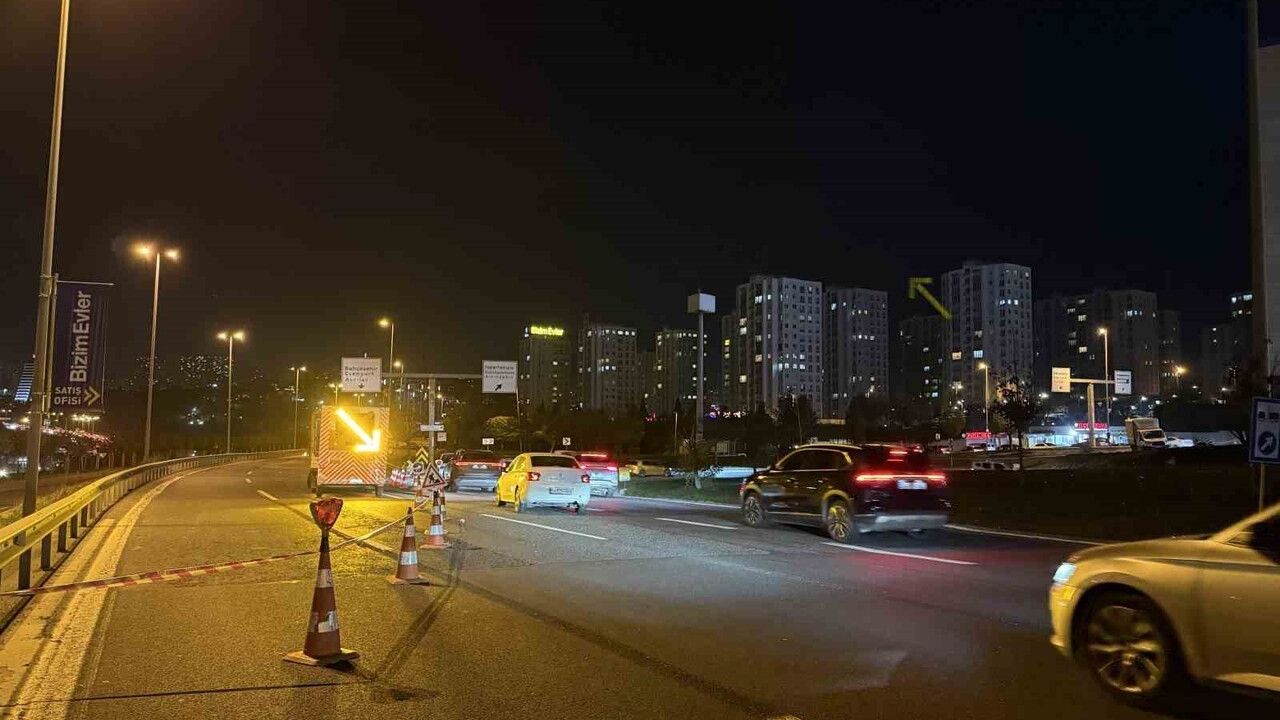 Avcılar'da tırın üstgeçide çarpması sonrası kaldırma çalışmaları trafiği etkiledi