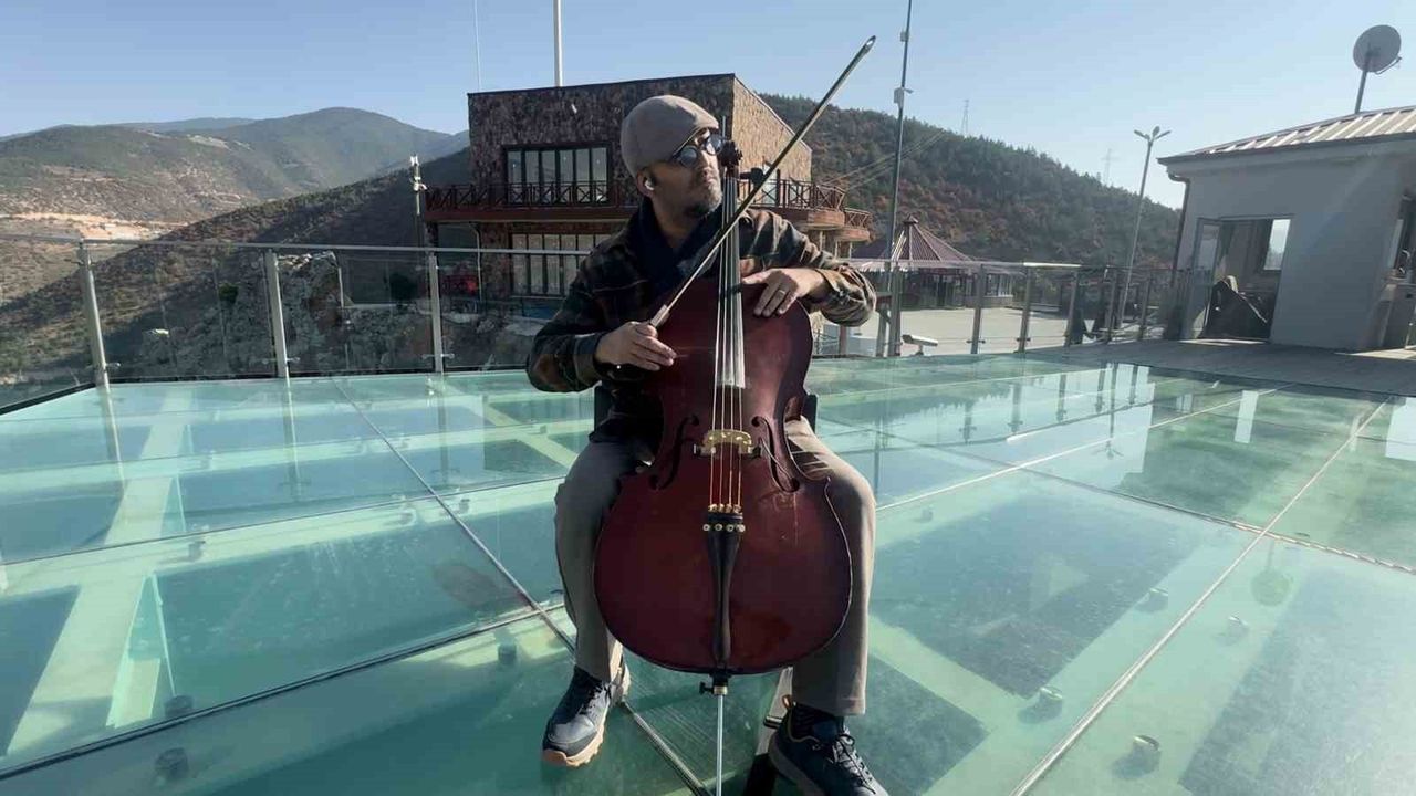 Avşar Şahinkaya, Gümüşhane'nin tarihi mekanlarında viyolonselle 'Atımı Bağladım Bir Kotana'