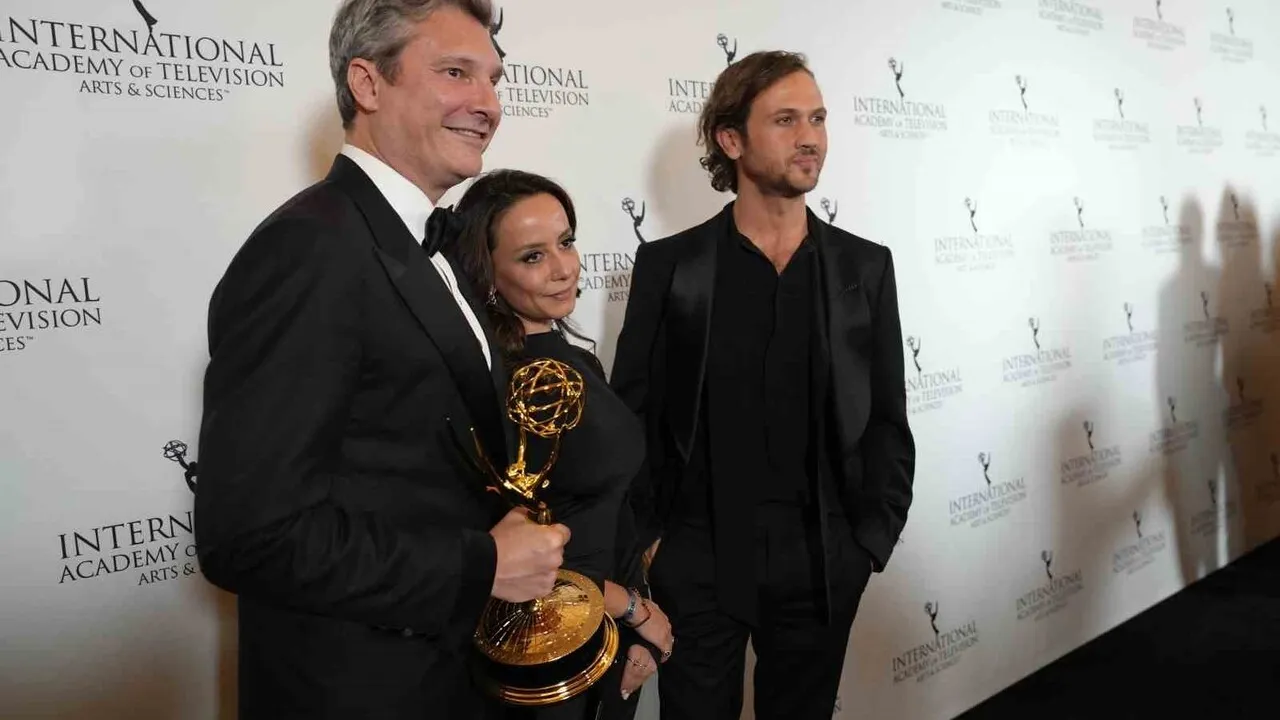 Ay Yapım'ın 'Deha' dizisi 53. Uluslararası Emmy'de 'En İyi Televizyon Dizisi (Telenovela)' ödülünü kazandı
