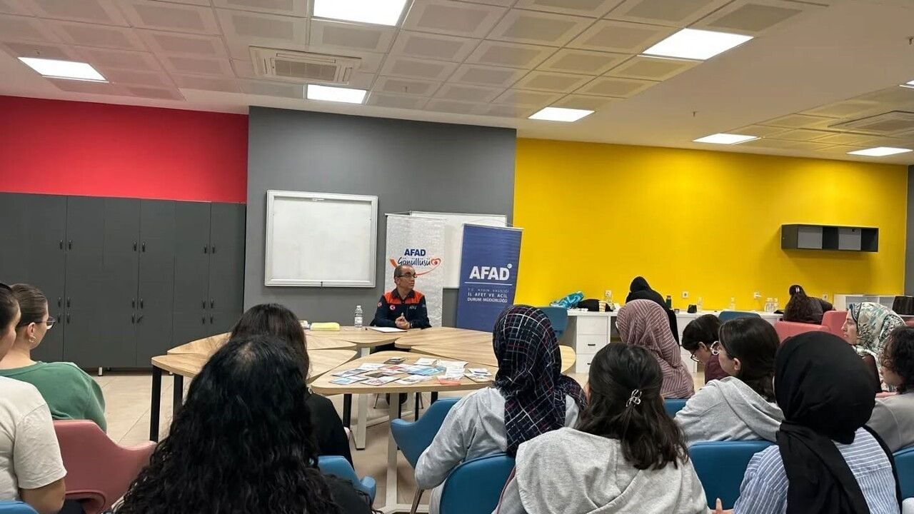 Aydın AFAD, Karacasu'da kursiyerlere afet farkındalık eğitimi verdi