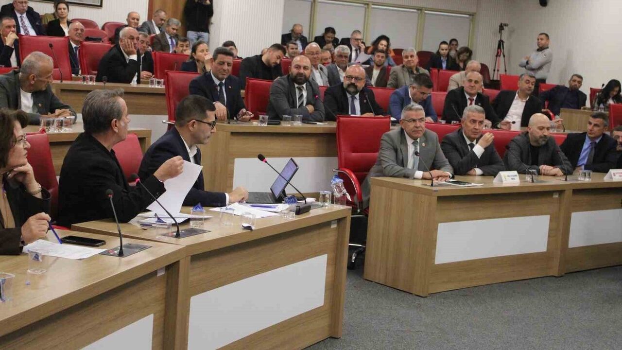 Aydın Büyükşehir Belediye Meclisi'nde 'sıralama ve usul' tartışması oturumu 27 Kasım'a erteledi