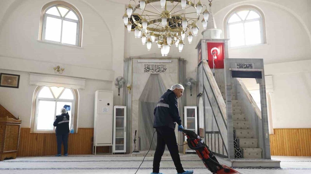 Aydın Büyükşehir Belediyesi camilerde rutin temizlik çalışmalarını sürdürüyor