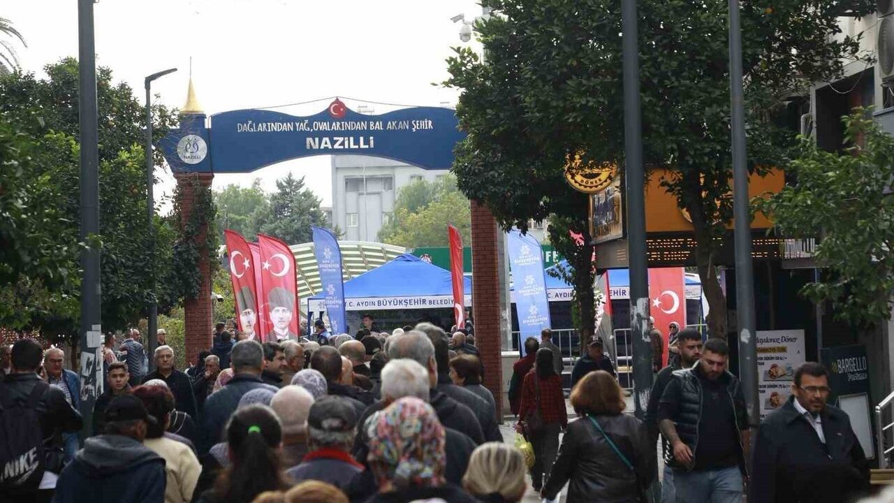 Aydın Büyükşehir Belediyesi Nazilli'de Binlerce Ata Tohumu Fidesi Dağıttı